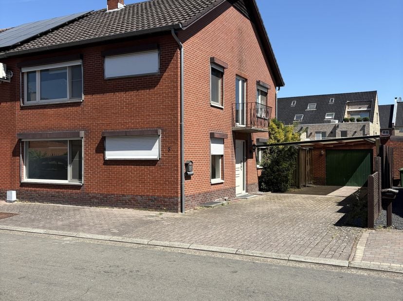 Halfopen bebouwing in een doodlopende rustige straat binnen grote ring, op wandelafstand van centrum.&lt;br /&gt;
Oppervlakte bouwgrond 227 m2.&lt;br /&gt;
Woonop